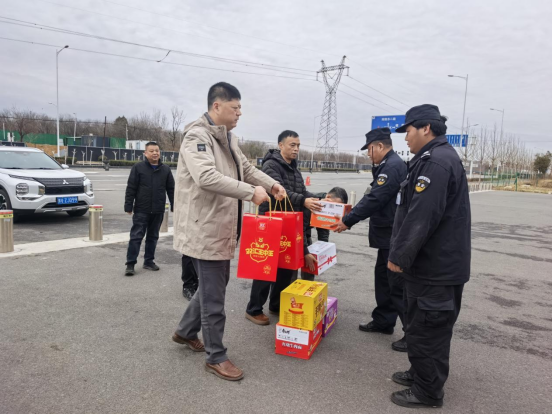 除夕慰問暖人心 堅守崗位護平安